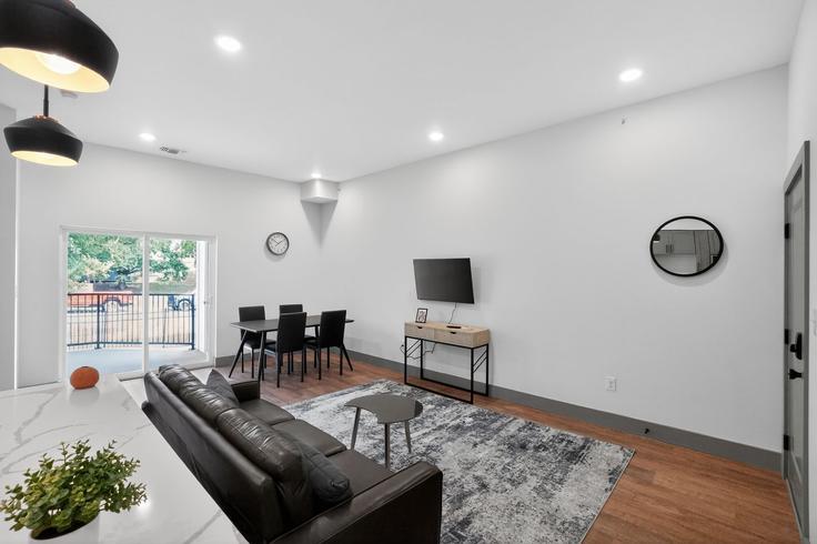 Sala de estar elegantemente projetada com móveis modernos em um apartamento no Building Wickersham Lane - properties-by-preston-1 - 1613061 em Austin, Austin