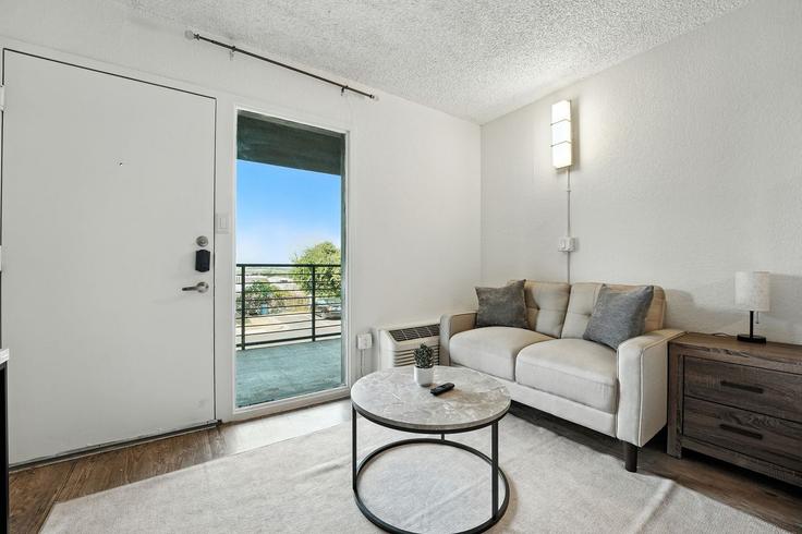 Elegante sala de estar con mobiliario moderno en un apartamento en Building Camino La Costa - properties-by-preston-1 - 1612607 en Austin, Austin