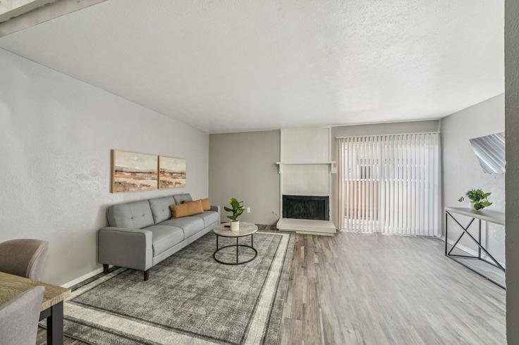 Dallas DallasのBuilding Kit Lane - properties-by-preston-1 - 1613356のアパートメントにある、モダンな家具を備えたエレガントなデザインのリビングルーム Dallas DallasのBuilding Kit Lane - properties-by-preston-1 - 1613356のアパートメントにある、モダンな家具を備えたエレガントなデザインのリビングルーム