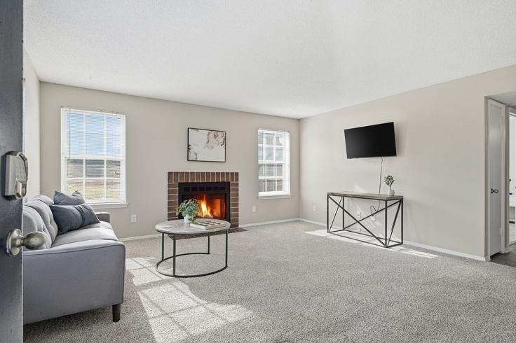 Salle de séjour élégante avec mobilier moderne dans un appartement à Building Trails Circle - properties-by-preston-1 - 1613308 à Nashville, Nashville