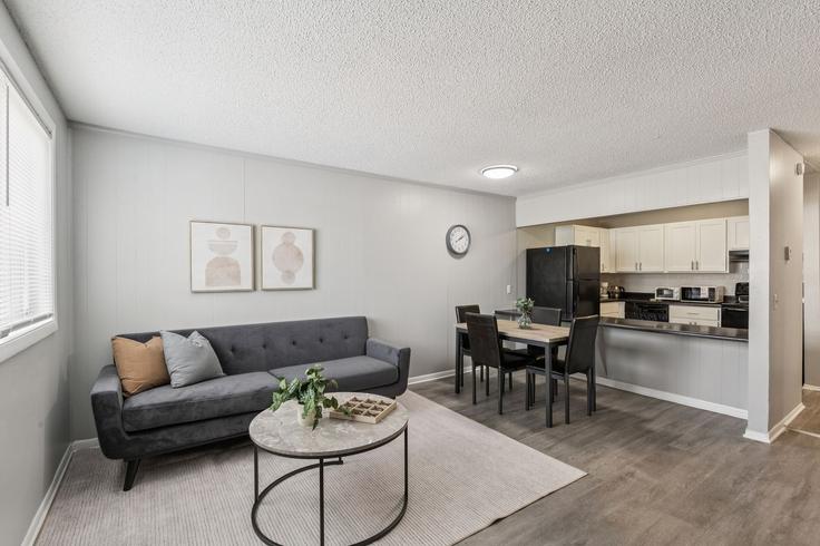 Building Winthorne Drive - properties-by-preston-1 - 1612554 adresindeki bir dairede modern mobilyalarla zarif bir şekilde tasarlanmış oturma odası Nashville, Nashville
