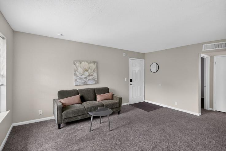 Building Bell Road - properties-by-preston-1 - 1613038 adresindeki bir dairede modern mobilyalarla zarif bir şekilde tasarlanmış oturma odası Nashville, Nashville