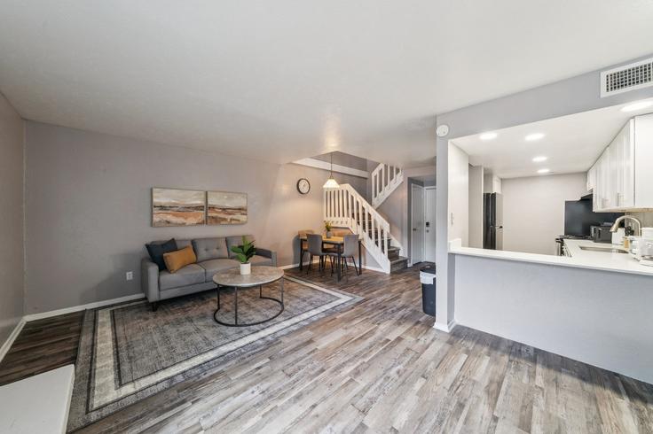 Elegante sala de estar con mobiliario moderno en un apartamento en Building Kit Lane - properties-by-preston-1 - 1613345 en Dallas, Dallas