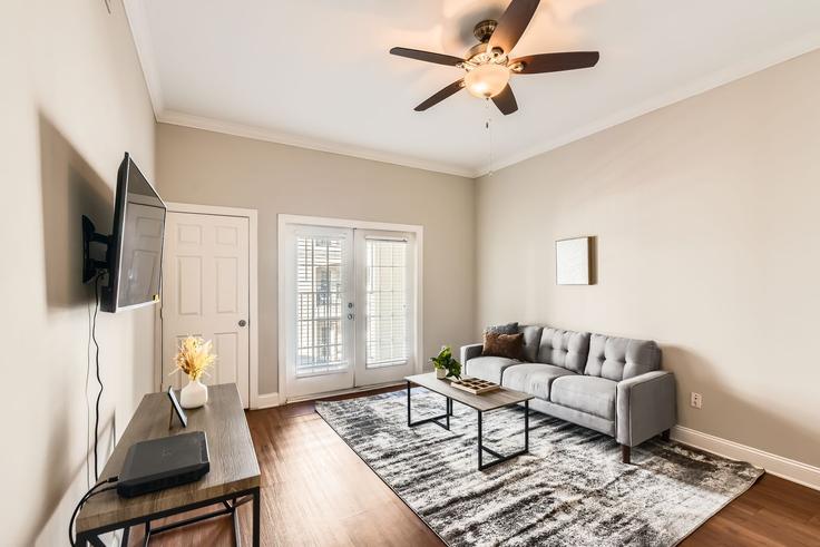 Salle de séjour élégante avec mobilier moderne dans un appartement à Building North Avenue Northeast - properties-by-preston-1 - 1612673 à Atlanta, Atlanta Salle de séjour élégante avec mobilier moderne dans un appartement à Building North Avenue Northeast - properties-by-preston-1 - 1612673 à Atlanta, Atlanta