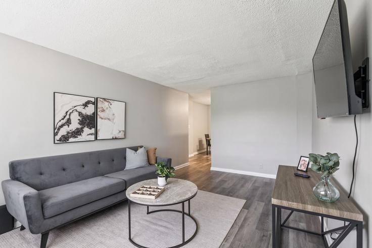 Building Winthorne Drive - properties-by-preston-1 - 1612544 adresindeki bir dairede modern mobilyalarla zarif bir şekilde tasarlanmış oturma odası Nashville, Nashville