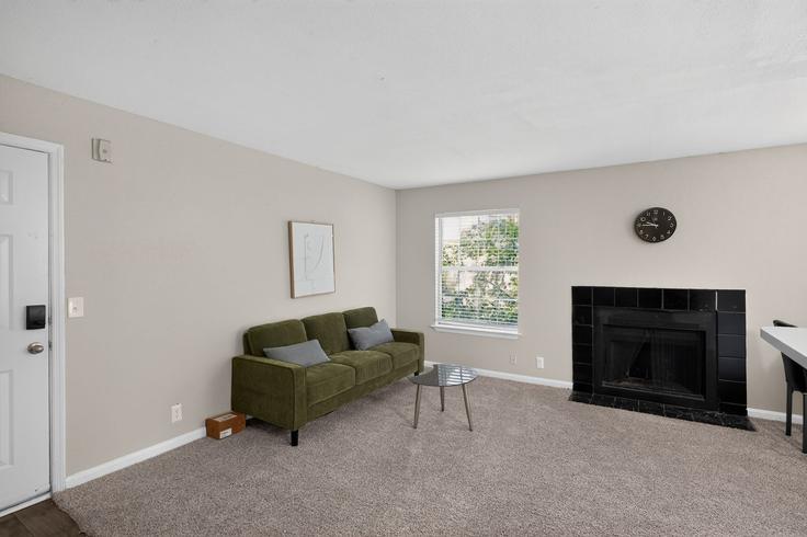Building Bell Road - properties-by-preston-1 - 1613029 adresindeki bir dairede modern mobilyalarla zarif bir şekilde tasarlanmış oturma odası Nashville, Nashville