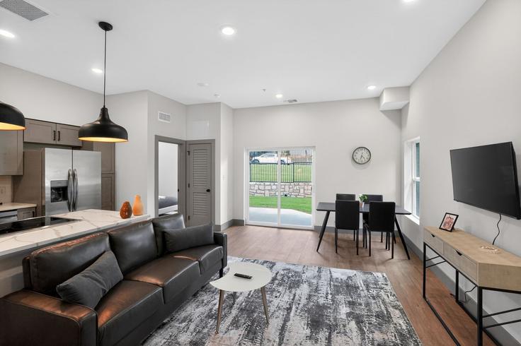 Sala de estar elegantemente projetada com móveis modernos em um apartamento no Building Wickersham Lane - properties-by-preston-1 - 1613057 em Austin, Austin