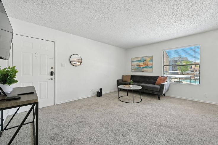Building Clayton Lane - properties-by-preston-1 - 1612882 adresindeki bir dairede modern mobilyalarla zarif bir şekilde tasarlanmış oturma odası Austin, Austin