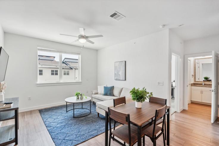 Elegante sala de estar con mobiliario moderno en un apartamento en Building Decker Lane - properties-by-preston-1 - 1613156 en Austin, Austin Elegante sala de estar con mobiliario moderno en un apartamento en Building Decker Lane - properties-by-preston-1 - 1613156 en Austin, Austin