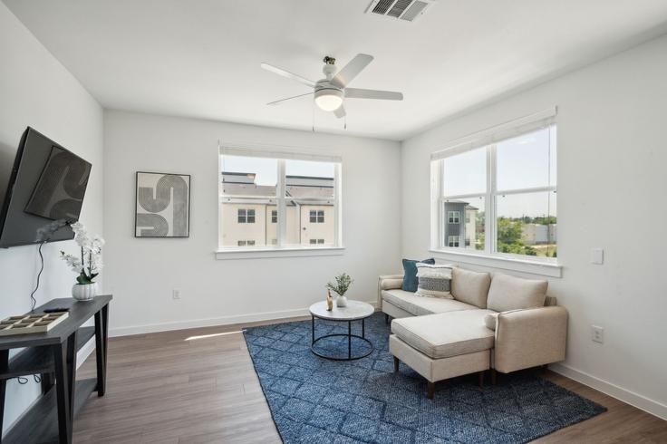 Elegante sala de estar con mobiliario moderno en un apartamento en Building Decker Lane - properties-by-preston-1 - 1613146 en Austin, Austin Elegante sala de estar con mobiliario moderno en un apartamento en Building Decker Lane - properties-by-preston-1 - 1613146 en Austin, Austin