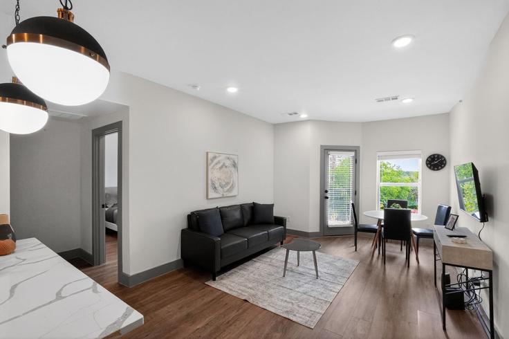 Sala de estar elegantemente projetada com móveis modernos em um apartamento no Building Wickersham Lane - properties-by-preston-1 - 1613076 em Austin, Austin