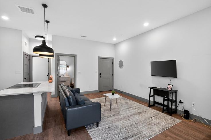 Building Wickersham Lane - properties-by-preston-1 - 1613064 adresindeki bir dairede modern mobilyalarla zarif bir şekilde tasarlanmış oturma odası Austin, Austin