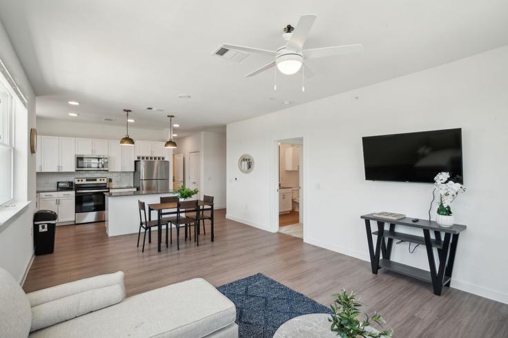 Elegant gestaltetes Wohnzimmer mit moderner Einrichtung in einer Wohnung im Building Decker Lane - properties-by-preston-1 - 1613146 in Austin, Austin