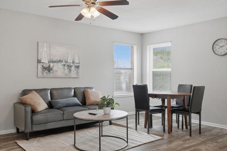 Sala de estar elegantemente projetada com móveis modernos em um apartamento no Building Peach Creek Crescent - properties-by-preston-1 - 1612641 em Nashville, Nashville Sala de estar elegantemente projetada com móveis modernos em um apartamento no Building Peach Creek Crescent - properties-by-preston-1 - 1612641 em Nashville, Nashville