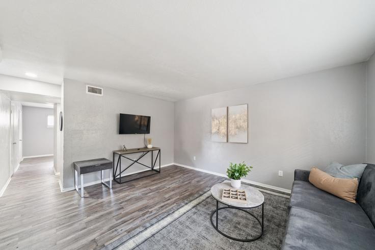 Elegante sala de estar con mobiliario moderno en un apartamento en Building Esperanza Road - properties-by-preston-1 - 1613348 en Dallas, Dallas