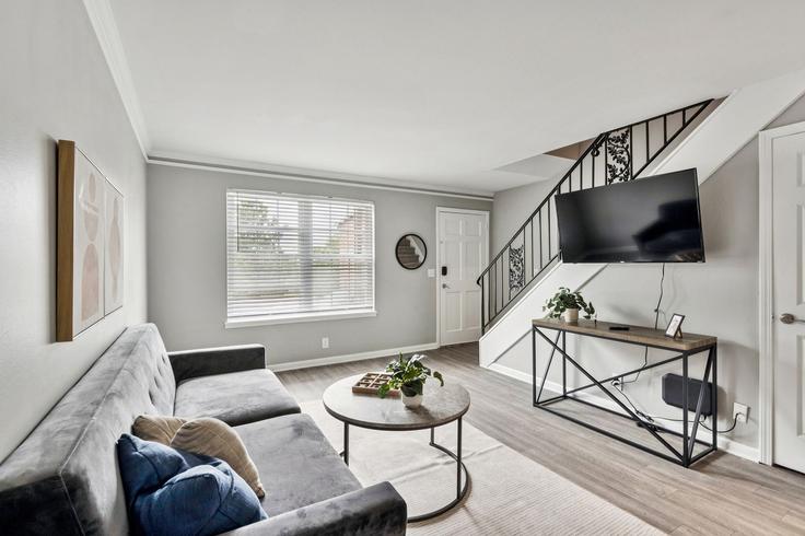 Elegante sala de estar con mobiliario moderno en un apartamento en Building Adamwood Drive - properties-by-preston-1 - 1612796 en Nashville, Nashville