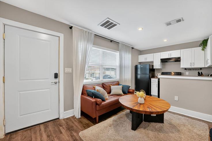 Sala de estar elegantemente projetada com móveis modernos em um apartamento no Building Park Lane - properties-by-preston-1 - 1613171 em Dallas, Dallas Sala de estar elegantemente projetada com móveis modernos em um apartamento no Building Park Lane - properties-by-preston-1 - 1613171 em Dallas, Dallas