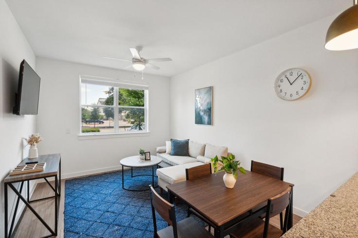 Elegante sala de estar con mobiliario moderno en un apartamento en Building Decker Lane - properties-by-preston-1 - 1613147 en Austin, Austin Elegante sala de estar con mobiliario moderno en un apartamento en Building Decker Lane - properties-by-preston-1 - 1613147 en Austin, Austin