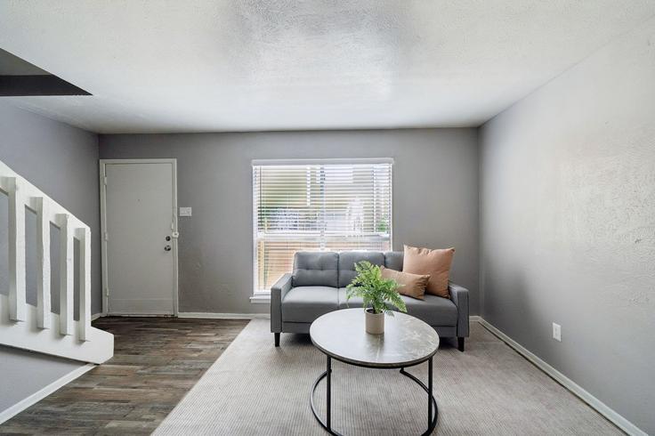 Elegante sala de estar con mobiliario moderno en un apartamento en Building Emily Road - properties-by-preston-1 - 1613349 en Dallas, Dallas
