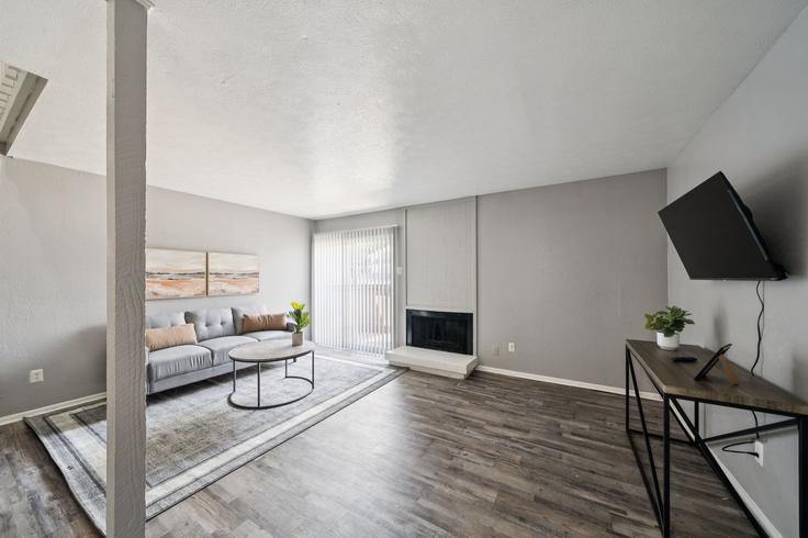 Elegante sala de estar con mobiliario moderno en un apartamento en Building Kit Lane - properties-by-preston-1 - 1613346 en Dallas, Dallas