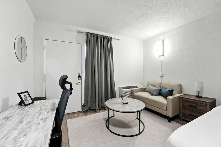 Elegante sala de estar con mobiliario moderno en un apartamento en Building Camino La Costa - properties-by-preston-1 - 1612596 en Austin, Austin