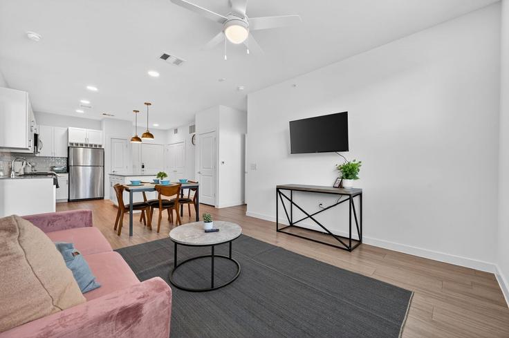 Austin AustinのBuilding Decker Lane - properties-by-preston-1 - 1613153のアパートメントにある、モダンな家具を備えたエレガントなデザインのリビングルーム Austin AustinのBuilding Decker Lane - properties-by-preston-1 - 1613153のアパートメントにある、モダンな家具を備えたエレガントなデザインのリビングルーム