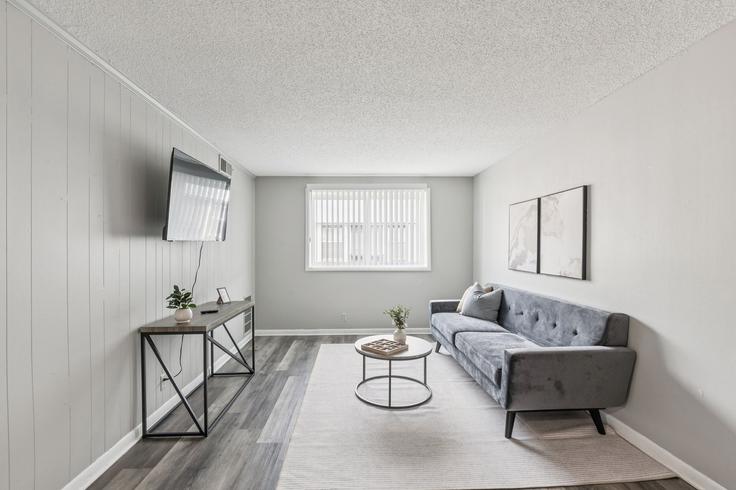 Building Winthorne Drive - properties-by-preston-1 - 1612541 adresindeki bir dairede modern mobilyalarla zarif bir şekilde tasarlanmış oturma odası Nashville, Nashville