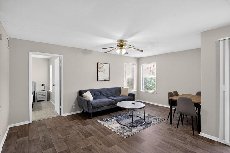 Building Creekstone Circle - properties-by-preston-1 - 1612645 adresindeki bir dairede modern mobilyalarla zarif bir şekilde tasarlanmış oturma odası Nashville, Nashville