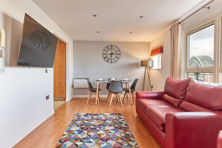 Sala de estar elegantemente projetada com móveis modernos em um apartamento no Building Curzon Place - properties-unique - 1258069 - LON em Metropolitan Borough of Gateshead, Gateshead Sala de estar elegantemente projetada com móveis modernos em um apartamento no Building Curzon Place - properties-unique - 1258069 - LON em Metropolitan Borough of Gateshead, Gateshead
