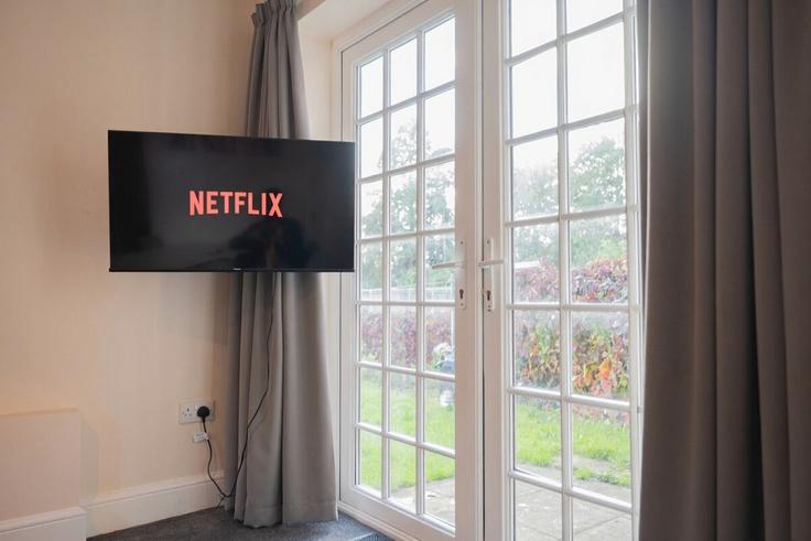 Building Regal Court - property-by-mj - 1504804 adresindeki bir dairede modern mobilyalarla zarif bir şekilde tasarlanmış oturma odası Maidenhead, Maidenhead