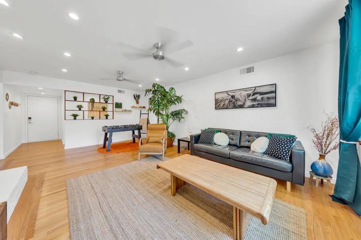 Elegant gestaltetes Wohnzimmer mit moderner Einrichtung in einer Wohnung im Building South Land Park Drive - property-joes - 1473530 in Sacramento, Sacramento