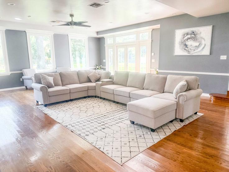 Salle de séjour élégante avec mobilier moderne dans un appartement à Building Greensteele Road - property-management-lht - 1234458 - TPA à Dade City, Dade City