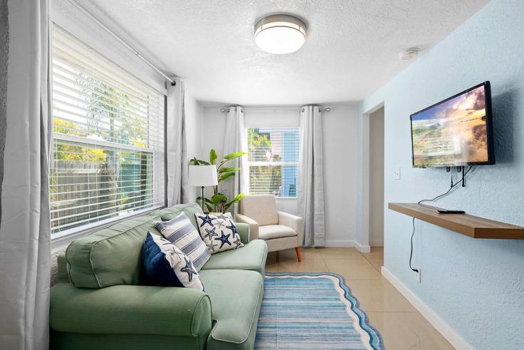 Sala de estar elegantemente projetada com móveis modernos em um apartamento no Building 14th Avenue South - property-management-lht - 1337421 em St. Petersburg, St. Petersburg