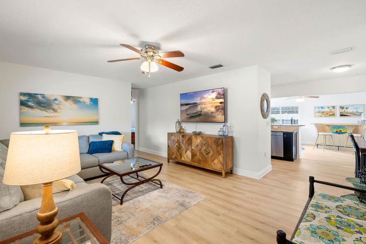 Elegant gestaltetes Wohnzimmer mit moderner Einrichtung in einer Wohnung im Building Woodland Boulevard - property-management-lht - 1366035 in Pinellas Park, Pinellas Park