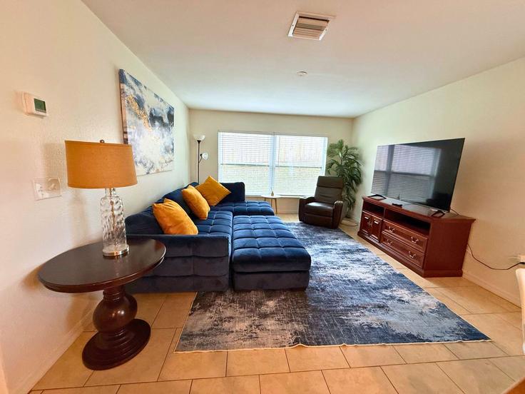 Elegant gestaltetes Wohnzimmer mit moderner Einrichtung in einer Wohnung im Building Grassy Hill Lane - property-management-lht - 1234477 - TPA in Dade City, Dade City