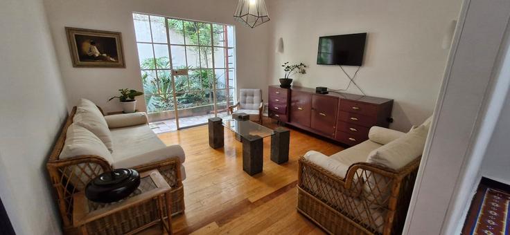 Elegant gestaltetes Wohnzimmer mit moderner Einrichtung in einer Wohnung im Building Avenida Amatlan - propertypro - 1578297 in Mexico City, Mexico City