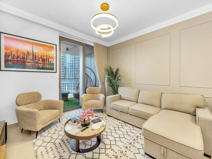 Sala de estar elegantemente projetada com móveis modernos em um apartamento no Building Dubai Fountain Street - propigo-vacation-home-rental-co-llc - 1296864 - DXB em Downtown Dubai, Dubai