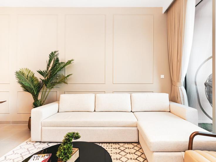 Dubai Downtown DubaiのBuilding Sheikh Mohammed bin Rashid Boulevard - propigo-vacation-home-rental-co-llc - 1296867 - DXBのアパートメントにある、モダンな家具を備えたエレガントなデザインのリビングルーム