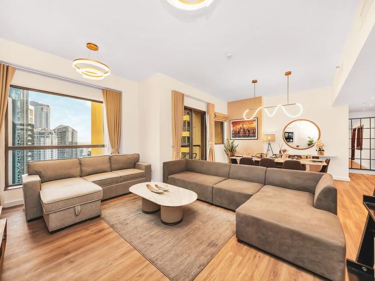 Building King Salman Bin Abdulaziz Al Saud Street - propigo-vacation-home-rental-co-llc - 1296871 - DXB adresindeki bir dairede modern mobilyalarla zarif bir şekilde tasarlanmış oturma odası Dubai Marina, Dubai