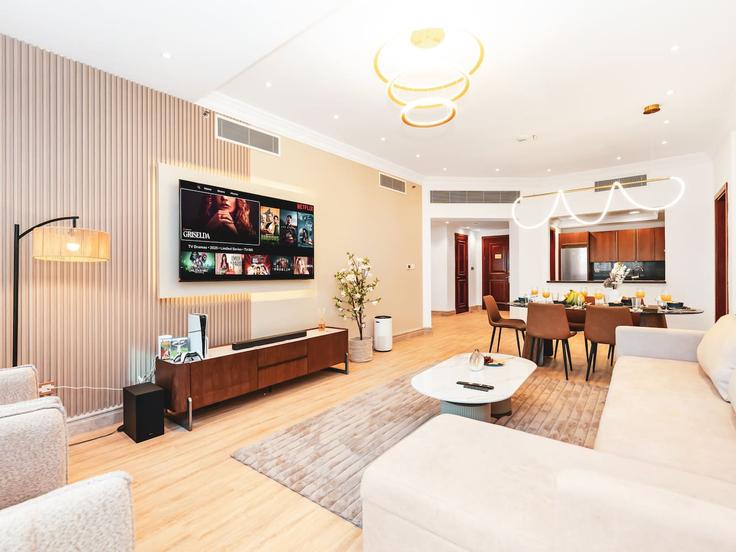 Elegant gestaltetes Wohnzimmer mit moderner Einrichtung in einer Wohnung im Building Tariaq Bedon Esm - propigo-vacation-home-rental-co-llc - 1296874 - DXB in The Palm Jumeirah, Dubai