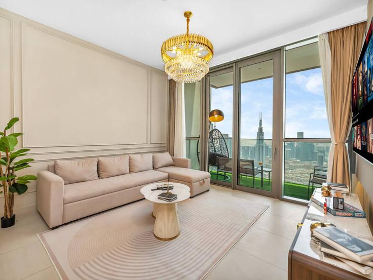 Building Tariaq Bedon Esm - propigo-vacation-home-rental-co-llc - 1296875 - DXB adresindeki bir dairede modern mobilyalarla zarif bir şekilde tasarlanmış oturma odası Za'abeel, Dubai