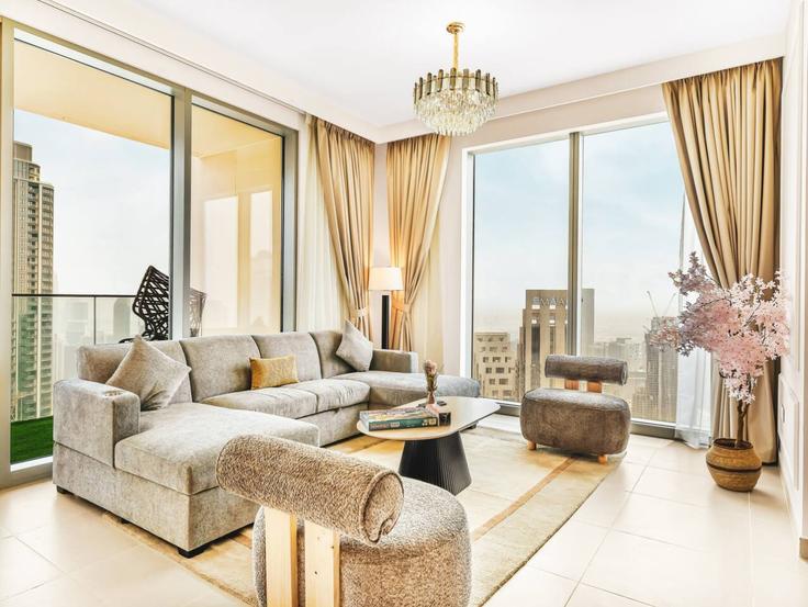 Elegant gestaltetes Wohnzimmer mit moderner Einrichtung in einer Wohnung im Building Sheikh Mohammed bin Rashid Boulevard - propigo-vacation-home-rental-co-llc - 1296880 - DXB in Downtown Dubai, Dubai