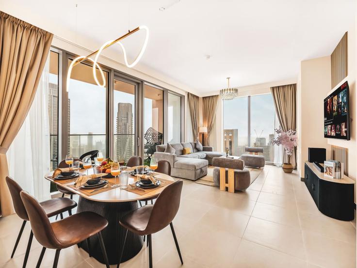 Elegant gestaltetes Wohnzimmer mit moderner Einrichtung in einer Wohnung im Building Sh Mohammed Bin Rashid Blvd - propigo-vacation-home-rental-co-llc - 1318625 in Downtown Dubai, Dubai