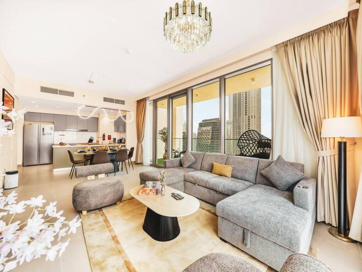 Dubai Downtown DubaiのBuilding Sh Mohammed Bin Rashid Blvd - propigo-vacation-home-rental-co-llc - 1318625のアパートメントにある、モダンな家具を備えたエレガントなデザインのリビングルーム