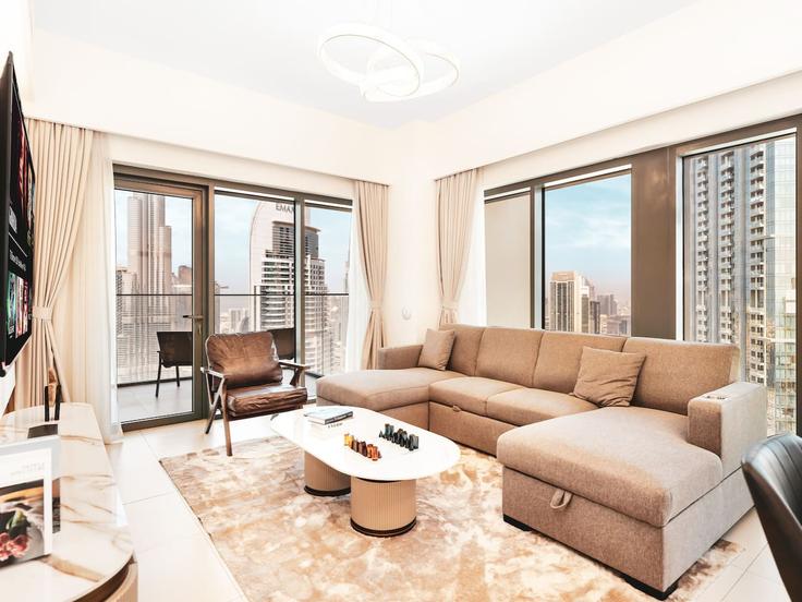 Building Burj Khalifa Boulevard - propigo-vacation-home-rental-co-llc - 1332049 adresindeki bir dairede modern mobilyalarla zarif bir şekilde tasarlanmış oturma odası Downtown Dubai, Dubai