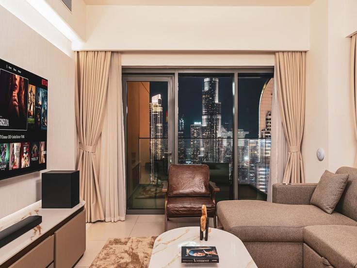 Elegant gestaltetes Wohnzimmer mit moderner Einrichtung in einer Wohnung im Building Burj Khalifa Boulevard - propigo-vacation-home-rental-co-llc - 1332049 in Downtown Dubai, Dubai Elegant gestaltetes Wohnzimmer mit moderner Einrichtung in einer Wohnung im Building Burj Khalifa Boulevard - propigo-vacation-home-rental-co-llc - 1332049 in Downtown Dubai, Dubai