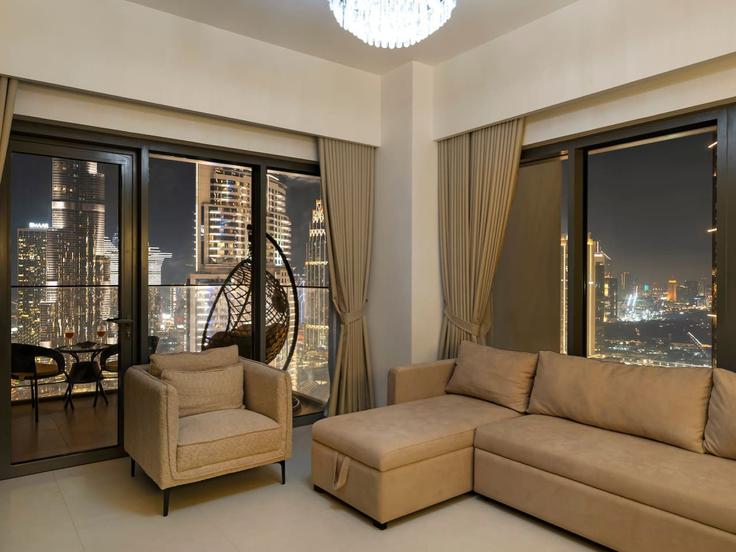 Salle de séjour élégante avec mobilier moderne dans un appartement à Building Burj Khalifa Boulevard - propigo-vacation-home-rental-co-llc - 1333434 à Downtown Dubai, Dubai