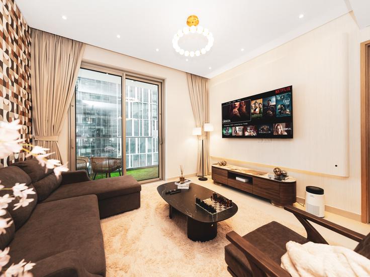 Dubai Downtown DubaiのBuilding Sheikh Mohammed bin Rashid Boulevard - propigo-vacation-home-rental-co-llc - 1334293のアパートメントにある、モダンな家具を備えたエレガントなデザインのリビングルーム Dubai Downtown DubaiのBuilding Sheikh Mohammed bin Rashid Boulevard - propigo-vacation-home-rental-co-llc - 1334293のアパートメントにある、モダンな家具を備えたエレガントなデザインのリビングルーム