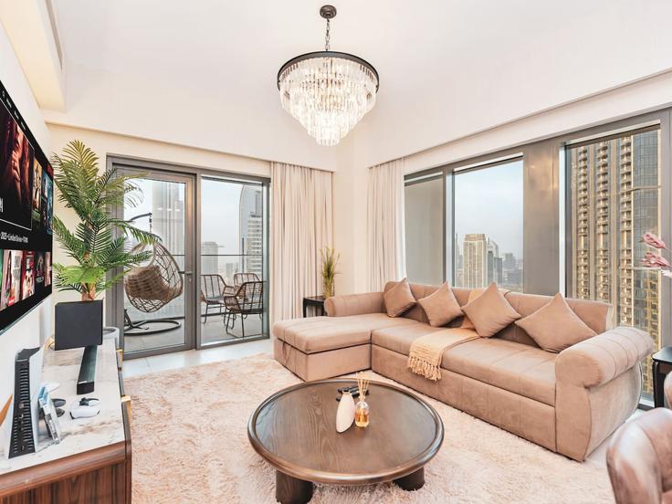 Elegant gestaltetes Wohnzimmer mit moderner Einrichtung in einer Wohnung im Building Burj Khalifa Boulevard - propigo-vacation-home-rental-co-llc - 1352458 in Downtown Dubai, Dubai