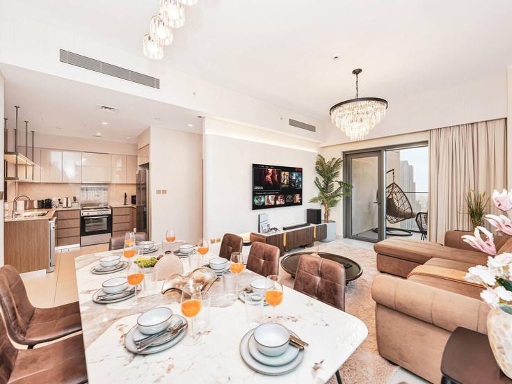 Downtown Dubai, Dubai에 위치한 Building Burj Khalifa Boulevard - propigo-vacation-home-rental-co-llc - 1352458 유닛의 세련된 인테리어가 돋보이는 거실 Downtown Dubai, Dubai에 위치한 Building Burj Khalifa Boulevard - propigo-vacation-home-rental-co-llc - 1352458 유닛의 세련된 인테리어가 돋보이는 거실